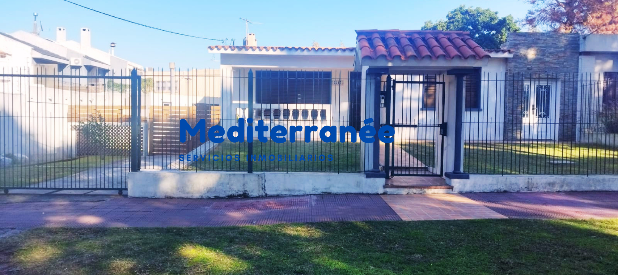 Orden de vender!!! Exclusiva Propiedad en Carrasco Norte: Ubicación Privilegiada sobre Principal, a Pasos de Av. Italia.