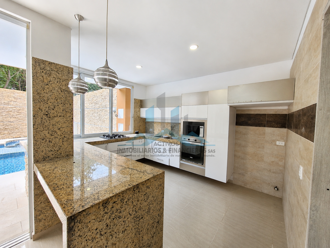 Casa de 4 alcobas en venta en Aqualina Orange, Girardot, 239 m² · foto 2 de 24