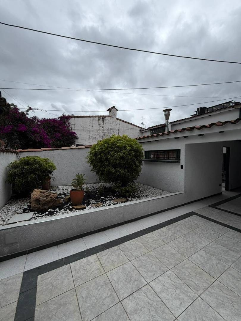 Casa en venta en Santa Barbara Central, Bogotá · foto 2 de 24