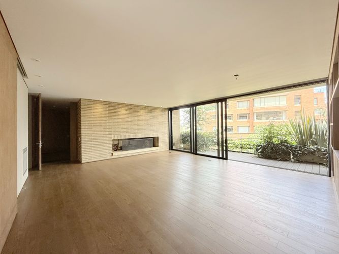 Apartamento de 2 alcobas en venta en Los Rosales, Bogotá, 212 m² · foto 2 de 24