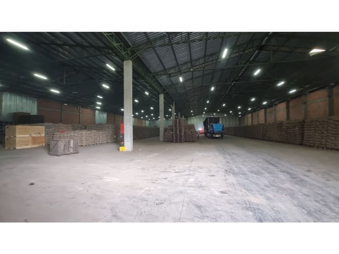 Bodega en arriendo en Conjunto Residencial Villas De Alcala, Madrid, 3750 m² · foto 2 de 3