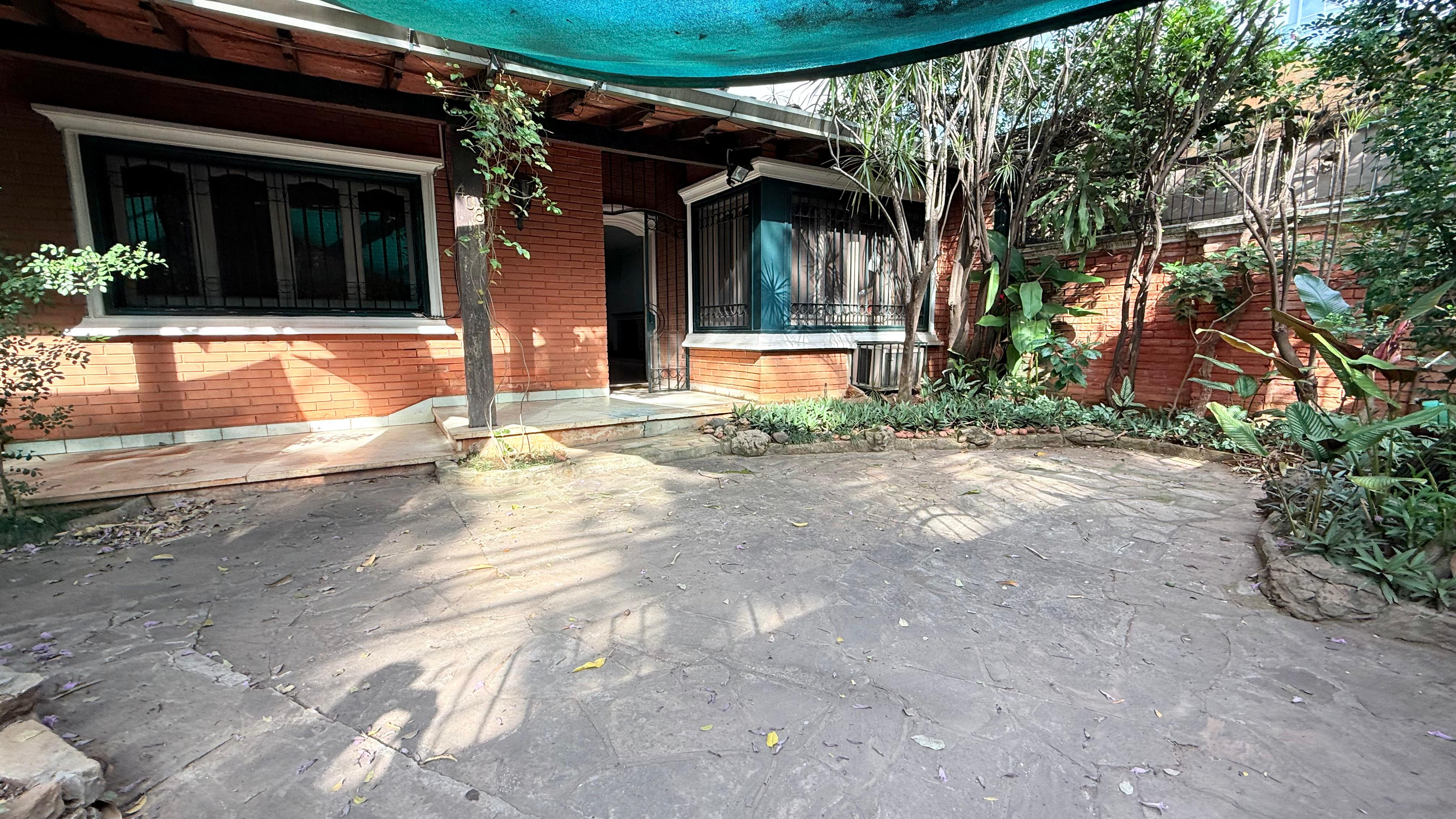 ALQUILO O VENDO CASA DE 4 DORMITORIOS PARA VIVIENDA U OFICINA SOBRE  SACRAMENTO — foto 2