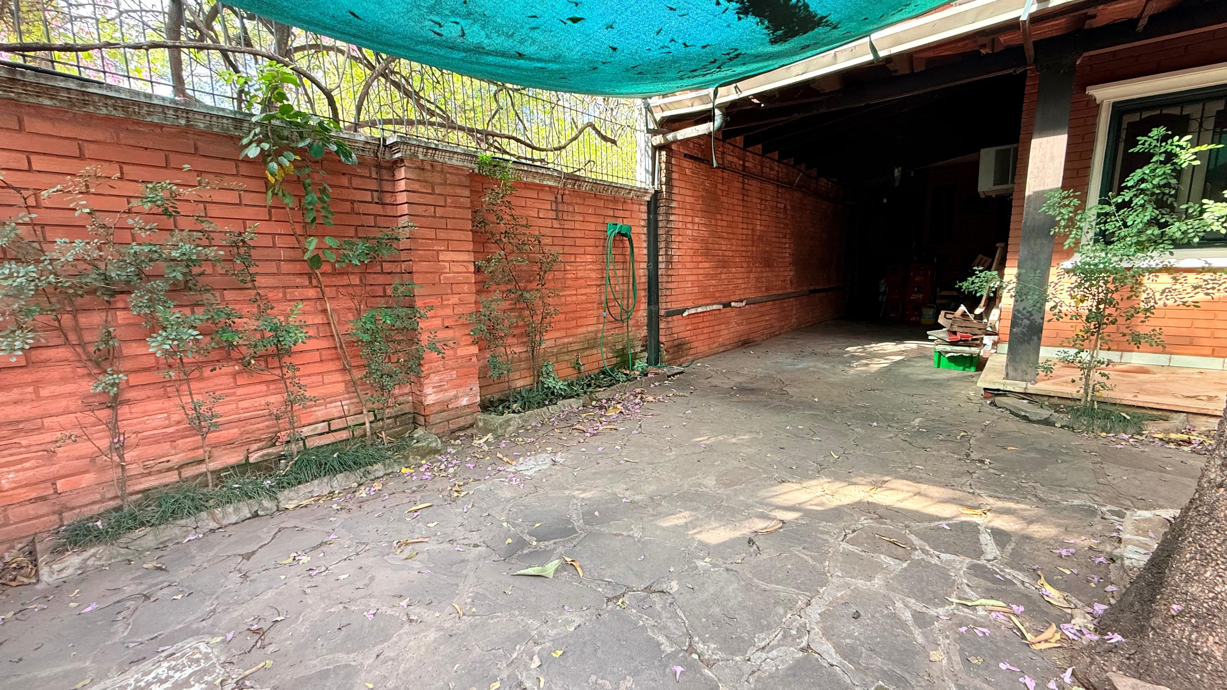 ALQUILO O VENDO CASA DE 4 DORMITORIOS PARA VIVIENDA U OFICINA SOBRE  SACRAMENTO — foto 3