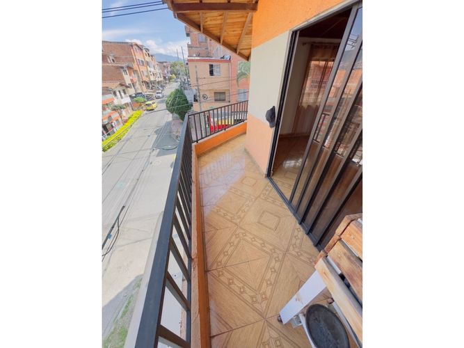 Casa de 3 alcobas en venta en Campo Valdes No.1, Medellín, 200 m² · foto 2 de 18
