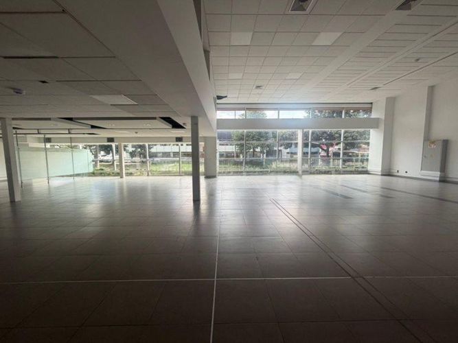 Local en arriendo en El Poblado, Medellín, 592 m² · foto 2 de 9