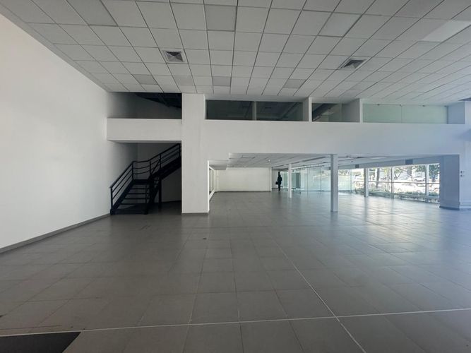 Local en arriendo en El Poblado, Medellín, 592 m² · foto 3 de 9