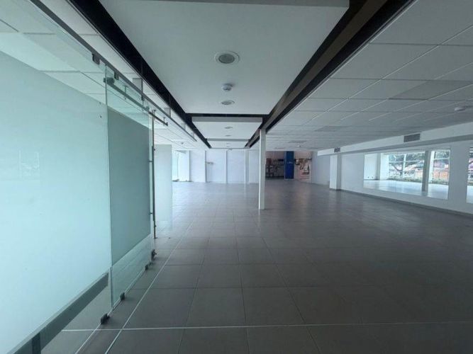 Local en arriendo en El Poblado, Medellín, 592 m² · foto 5 de 9