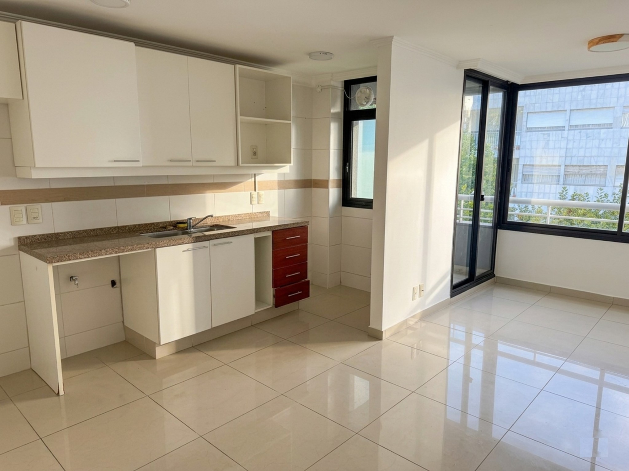 POCITOS PROX. AL MAR - ALQUILER DE APARTAMENTO - 1 DORMITORIO con TERRAZA AL FRENTE - Vista