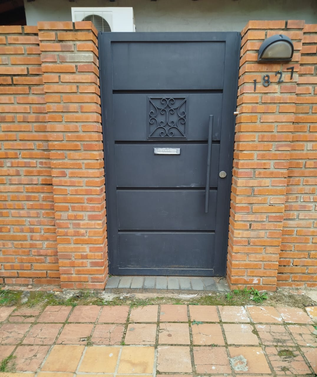 Exclusiva Residencia de 4 Dormitorios con Amplio Jardín y Sistema de Presurización de Agua, Ubicada Estratégicamente en la Prestigiosa Zona del Salón de eventos Ytororó. ¡Oportunidad Única e Imperdible! — foto 2