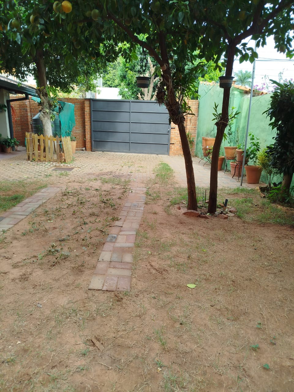 Exclusiva Residencia de 4 Dormitorios con Amplio Jardín y Sistema de Presurización de Agua, Ubicada Estratégicamente en la Prestigiosa Zona del Salón de eventos Ytororó. ¡Oportunidad Única e Imperdible! — foto 3