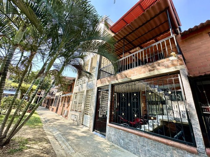 Casa de 5 alcobas en venta en Bajos Ciudad Cordoba, Cali, 53 m² · foto 2 de 18