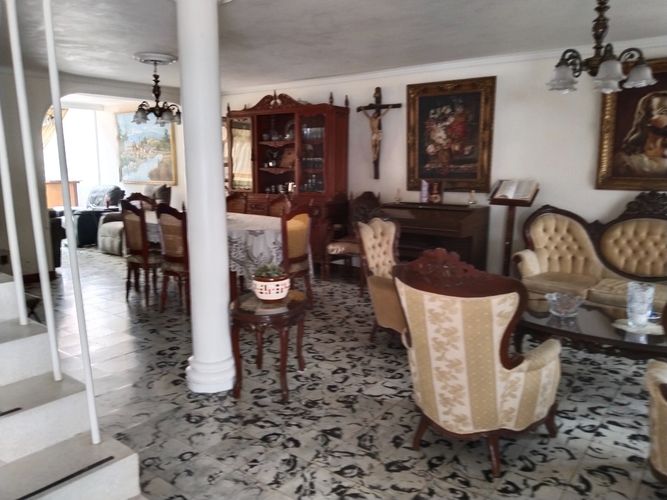 Casa de 6 alcobas en venta en Belén Rosales, Medellín, 310 m² · foto 2 de 24