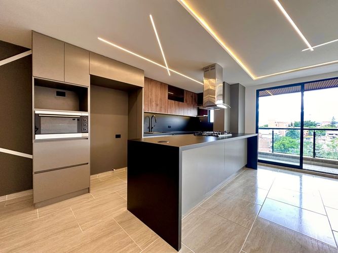 Apartamento de 4 alcobas en venta en Belén Rosales, Medellín, 200 m² · foto 2 de 24