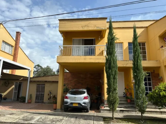 Casa de 3 alcobas en venta en La Ceja, 201 m² · foto 2 de 15