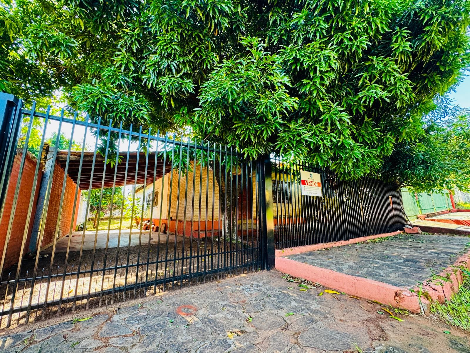 Casa de 3 dormitorios con amplio patio a pasos de la ruta principal en Limpio Isla Aranda
