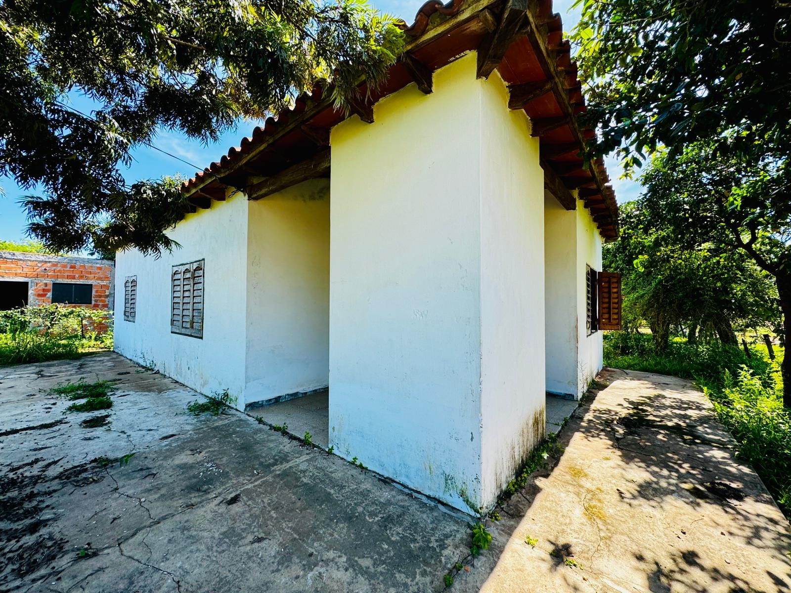Vendo casa de 2 dormitorios en esquina frente a plaza en Limpio Ciudad Jardín