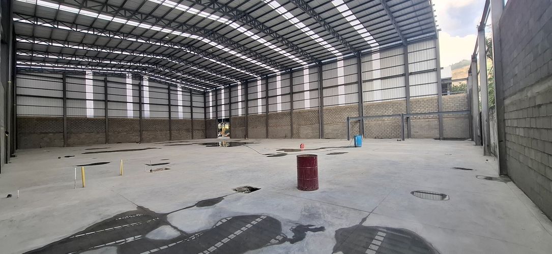 Bodega en arriendo en Zona Industrial, Cali, 1600 m² · foto 3 de 8