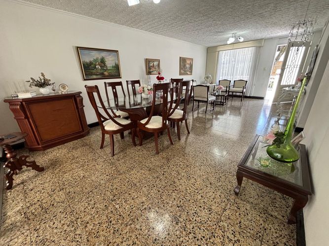 Casa de 4 alcobas en venta en Santa Anita, Cali, 260 m² · foto 2 de 24