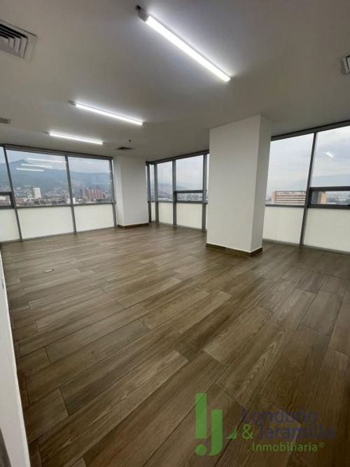 Oficina en venta en Primavera, Envigado, 258 m² · foto 2 de 10