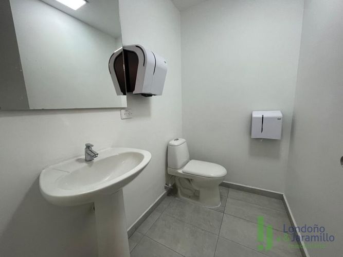 Oficina en venta en Primavera, Envigado, 258 m² · foto 4 de 10