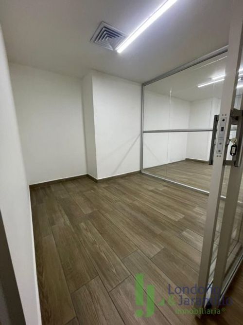 Oficina en venta en Primavera, Envigado, 258 m² · foto 5 de 10