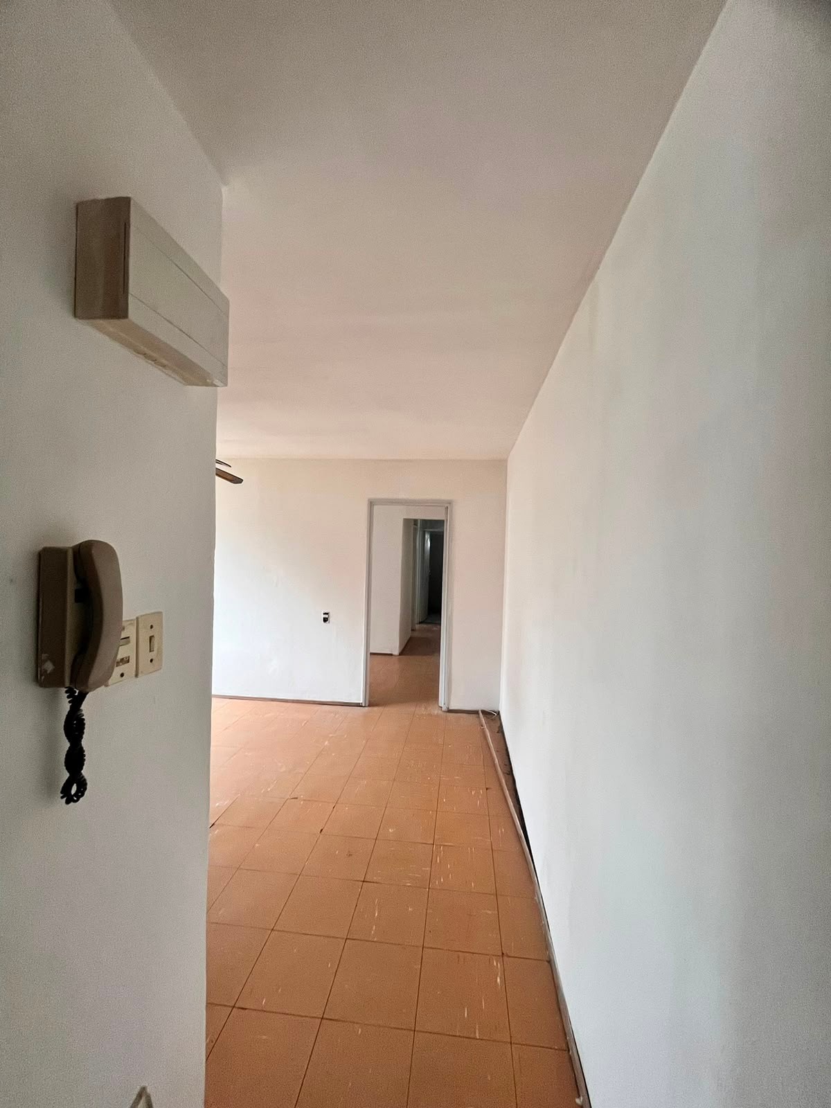 CAMINO CARRASCO Y ROBERTO BERRO – APARTAMENTO EN COMPLEJO CERRADO CON PORTERÍA - Detalle
