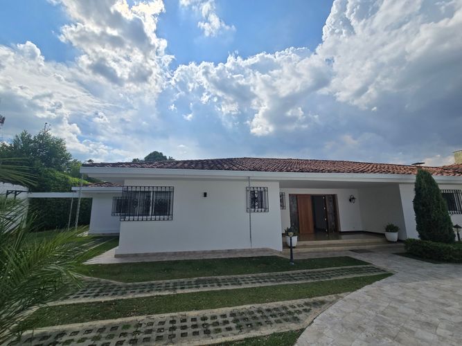 Casa de 5 alcobas en venta en Ciudad Jardin, Cali, 1543 m² · foto 3 de 24