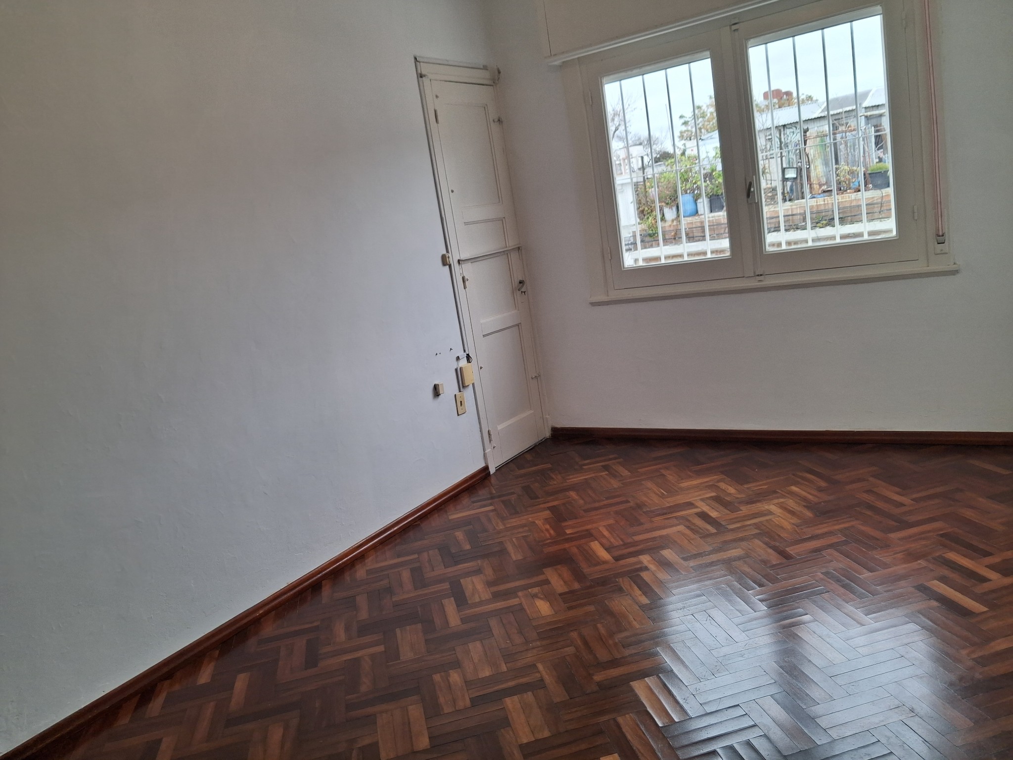 Alquiler Apartamento Dos dormitorios Avenida Italia y Propios Al frente Planta Alta Balcón Sin Gastos Comunes