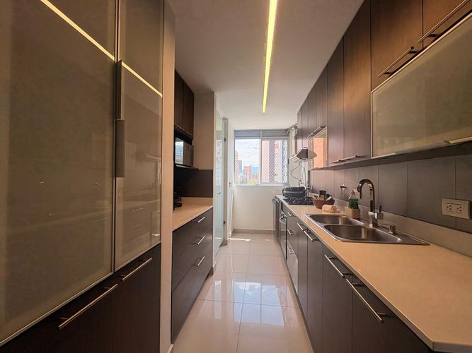 Apartamento de 2 alcobas en arriendo en El Poblado, Medellín, 100 m² · foto 5 de 17