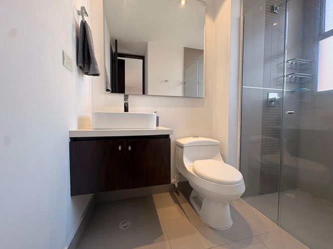 Apartamento de 2 alcobas en arriendo en El Poblado, Medellín, 100 m² · foto 16 de 17