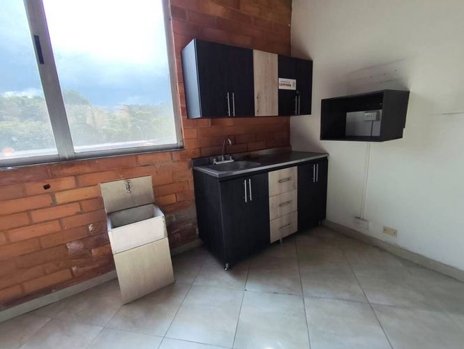 Oficina en arriendo en El Chagualo, Medellín, 300 m² · foto 4 de 7