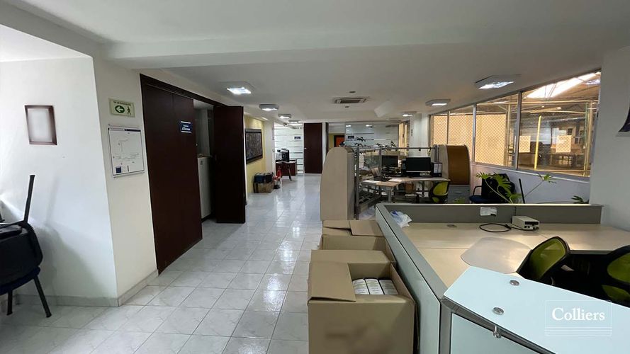 Bodega en arriendo en Aranjuez, Cali, 1025 m² · foto 2 de 12