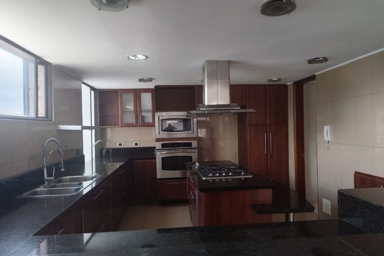 Apartamento de 5 alcobas en arriendo en Santa Barbara Occidental, Bogotá, 340 m² · foto 5 de 18