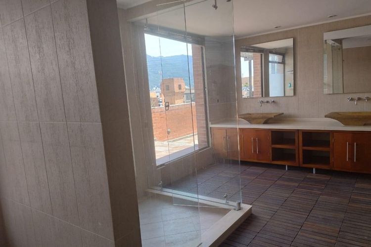 Apartamento de 5 alcobas en arriendo en Santa Barbara Occidental, Bogotá, 340 m² · foto 12 de 18