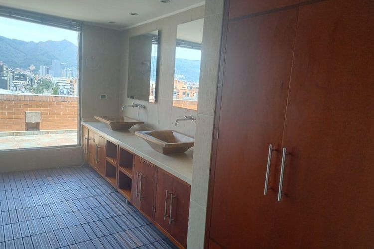 Apartamento de 5 alcobas en arriendo en Santa Barbara Occidental, Bogotá, 340 m² · foto 13 de 18