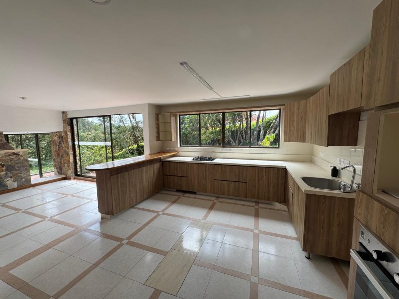 4BR House in Vía Las Palmas (2500 m²) for Sale