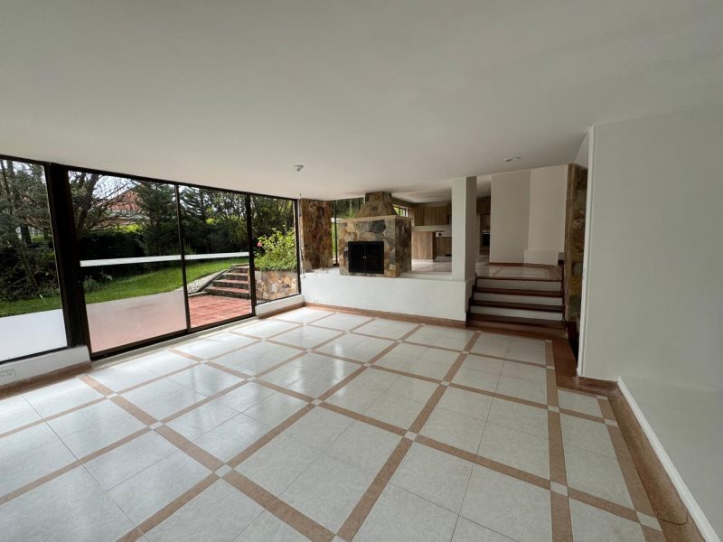 4BR House in Vía Las Palmas (2500 m²) for Sale - 4
