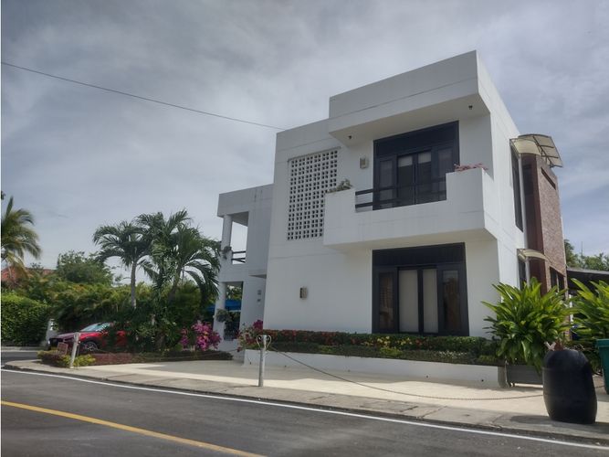 Casa de 4 alcobas en venta en Cn. Campestre El Peñon, Girardot, 340 m² · foto 2 de 21