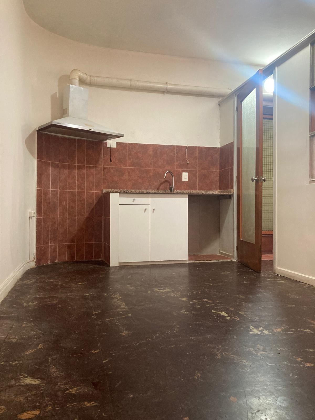 Alquiler De Apartamento En Ciudad Vieja, 1 Dormitorio, Cómodo Y Luminoso.
