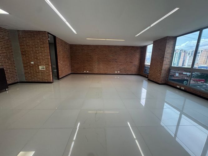 Oficina en arriendo en El Poblado, Medellín, 63 m² · foto 2 de 9
