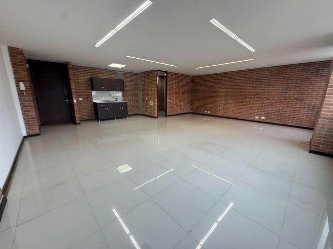 Oficina en arriendo en El Poblado, Medellín, 63 m² · foto 3 de 9