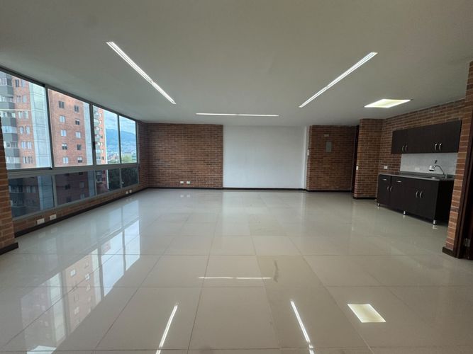 Oficina en arriendo en El Poblado, Medellín, 63 m² · foto 5 de 9