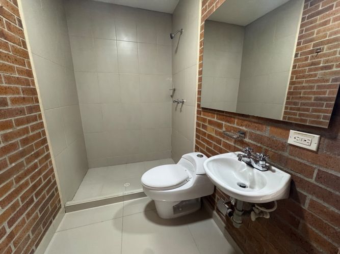 Oficina en arriendo en El Poblado, Medellín, 63 m² · foto 8 de 9