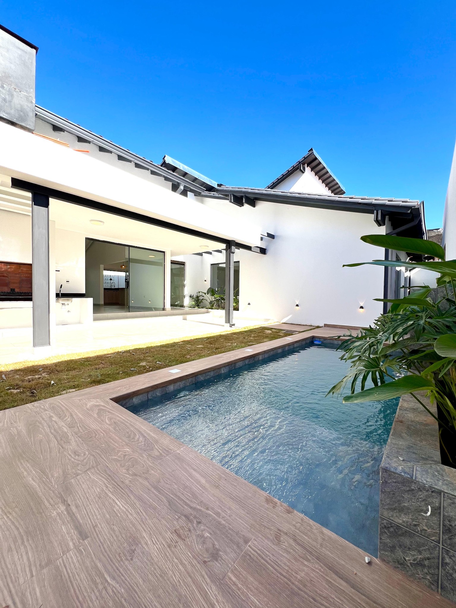 EN VENTA RESIDENCIA A ESTRENAR EN MBURICAO ASUNCION