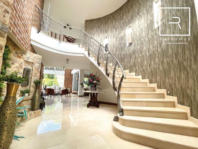 Casa de 5 alcobas en venta en Loma Del Escobero, Envigado, 656 m² · foto 2 de 24