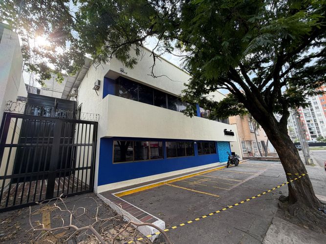 Edificio en arriendo en Prados Del Norte, Cali, 754 m² · foto 2 de 24
