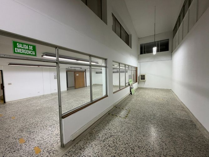 Edificio en arriendo en Prados Del Norte, Cali, 754 m² · foto 7 de 24