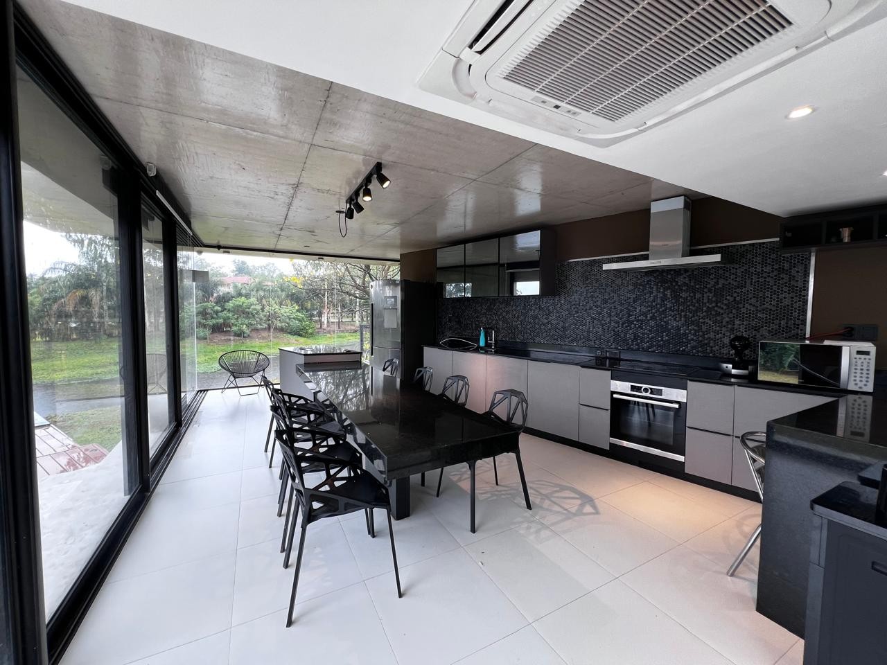 EN VENTA Residencia Estilo Contemporáneo sobre Lago Ypacaraí-NUEVO PRECIO — foto 2