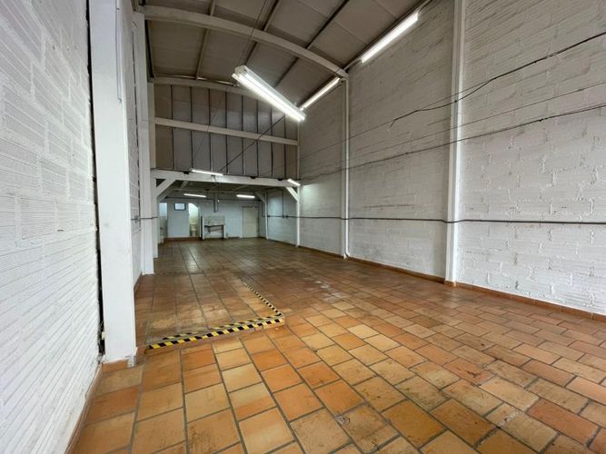 Bodega en arriendo en El Poblado, Medellín, 130 m² · foto 2 de 8