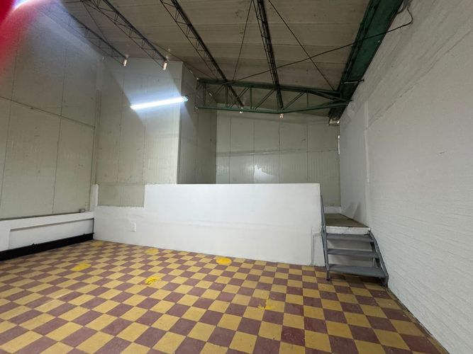 Bodega en arriendo en Cristo Rey, Medellín, 1200 m² · foto 17 de 20